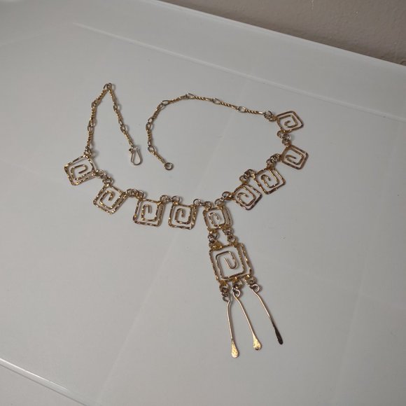 20 Inch Gold Tone Metal Spiral Design Necklace - Picture 2 of 8